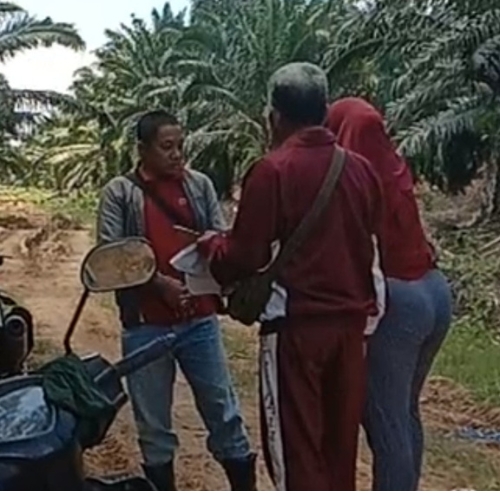 Hendrik saat memberi penjelasan kepada pihak ahli waris dan pihak H. Lallo